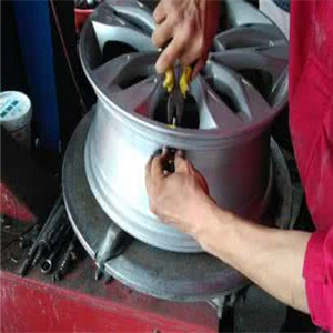 What is the general purpose of car valves? Is the tire valve cap universal?